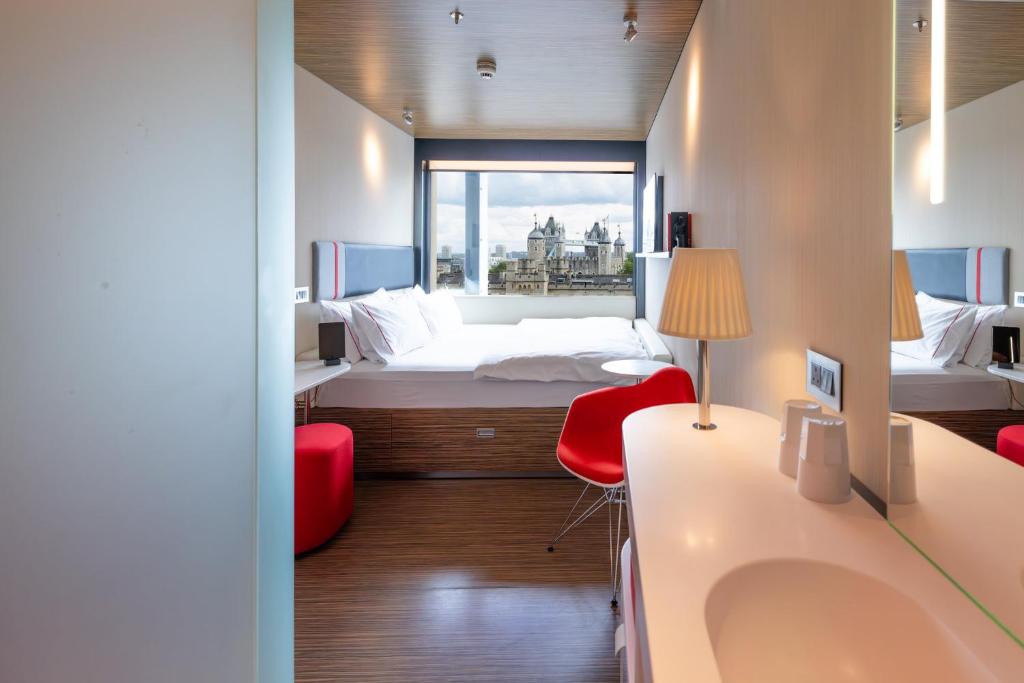 citizenM Tower of London — Modern Central Stay