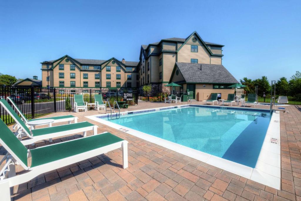 Family-Friendly Hampton with Bay Views