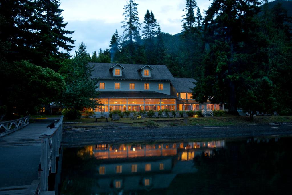 Historic Lakeside Lodge on Olympic Peninsula