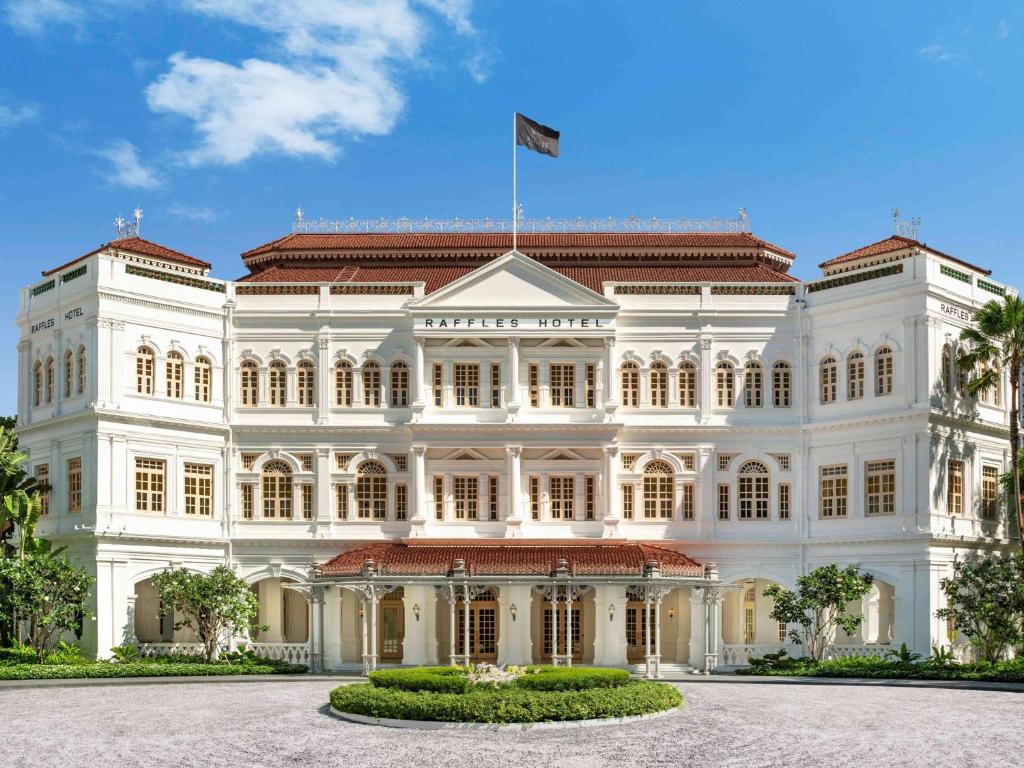 Raffles Singapore: Iconic Colonial Luxury Hotel