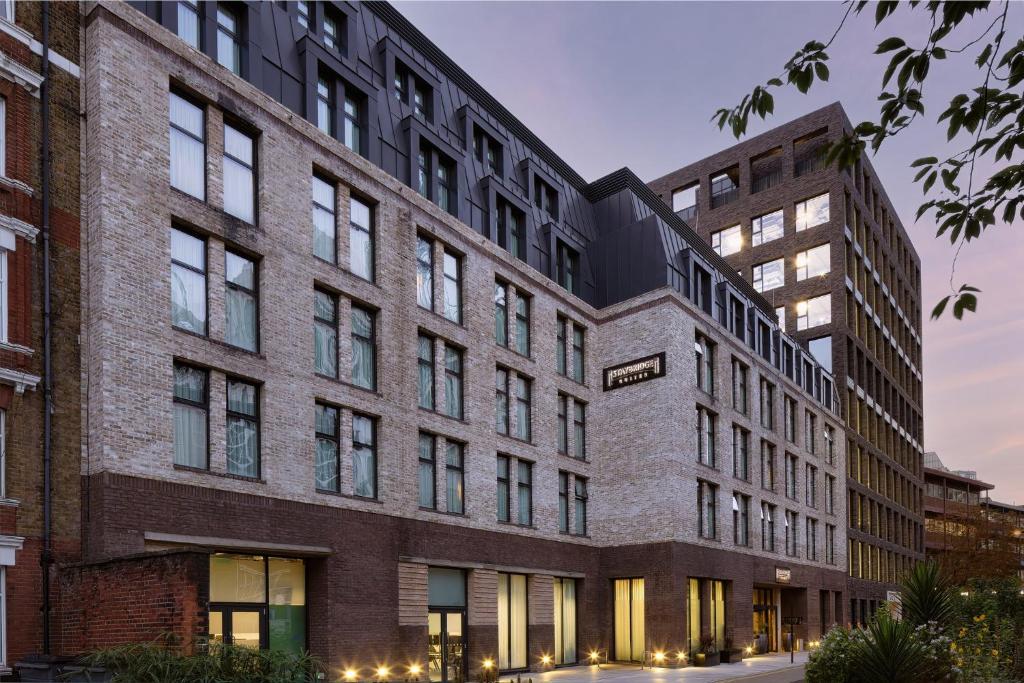 Spacious Suites with Kitchenette by Thames